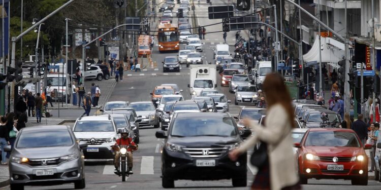 Motoristas sem infrações podem renovar a CNH sem exames ou taxas. Foto: Albari Rosa/Arquivo AEN Motoristas sem infrações podem renovar a CNH sem exames ou taxas. Foto: Albari Rosa/Arquivo AEN