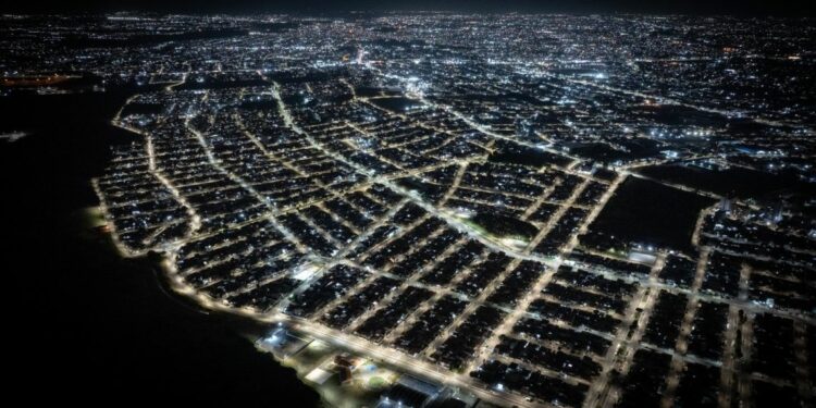 Imagem aérea ressalta nova iluminação em Pinhais. Foto: Prefeitura de Pinhais. Imagem aérea ressalta nova iluminação em Pinhais. Foto: Prefeitura de Pinhais.
