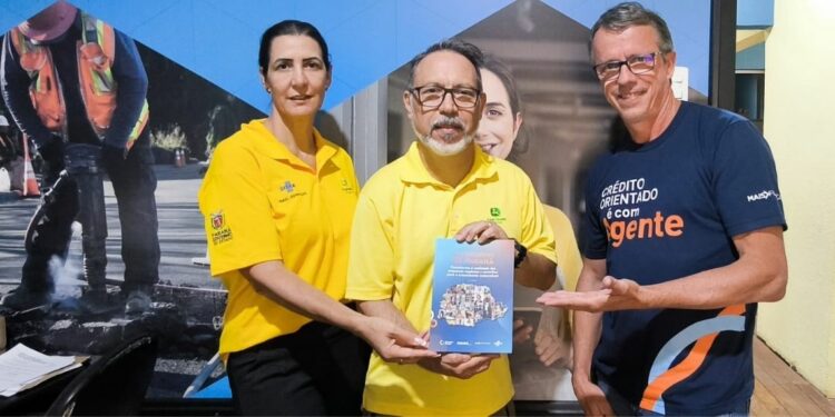 Foto: Edna Rubio- Diretora de Empreendedorismo, Evilásio de Almeida Viana Neto – Empresário
e Volnei Lampert- Agente de Crédito do Banco do Empreendedor. Foto: Edna Rubio- Diretora de Empreendedorismo, Evilásio de Almeida Viana Neto – Empresário
e Volnei Lampert- Agente de Crédito do Banco do Empreendedor.