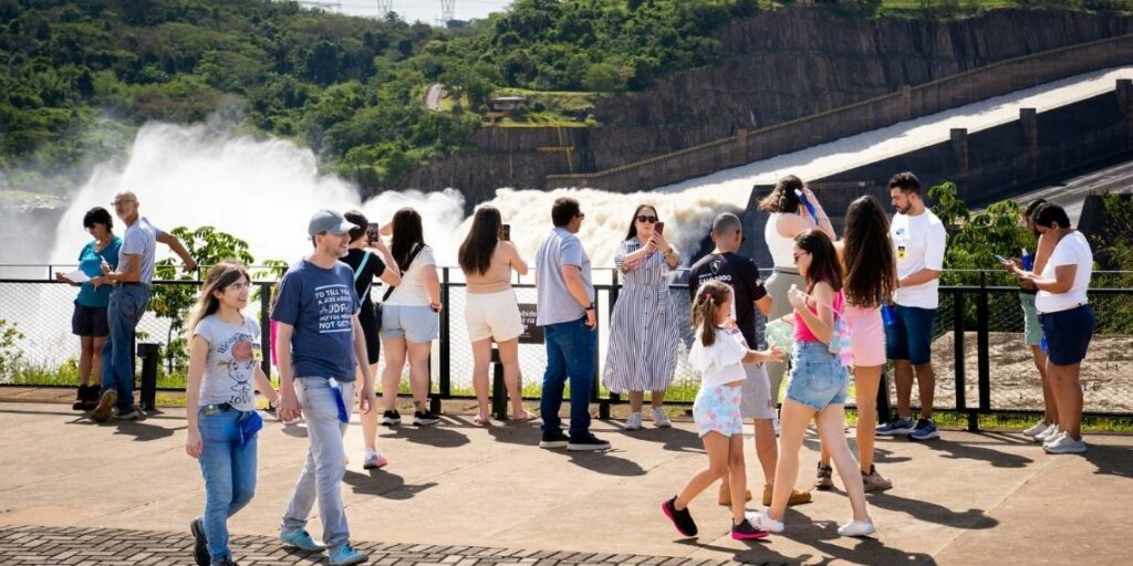 Abertura do vertedouro impulsionou as visitas. Foto: Rubens Fraulini/Itaipu Binacional.