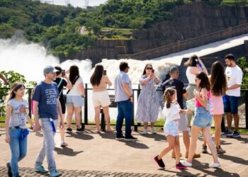 Abertura do vertedouro impulsionou as visitas. Foto: Rubens Fraulini/Itaipu Binacional.