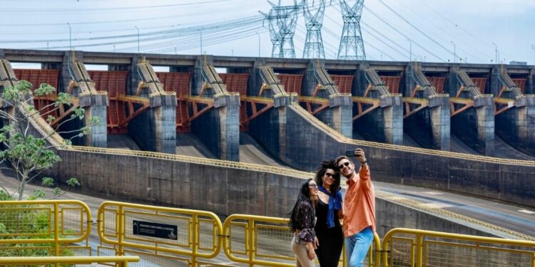 A qualificação acadêmica em Turismo ganha reforço no Oeste do Paraná e no Sul do Mato Grosso do Sul, regiões estratégicas que integram a área de abrangência da Itaipu. Foto: Kiko Sierich/Itaipu Parquetec. A qualificação acadêmica em Turismo ganha reforço no Oeste do Paraná e no Sul do Mato Grosso do Sul, regiões estratégicas que integram a área de abrangência da Itaipu. Foto: Kiko Sierich/Itaipu Parquetec.