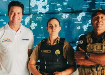 Guto Silva acompanha o trabalho dos policiais no Centro de Controle Operacional do Ollho Vivo no litoral. Foto: Divulgação