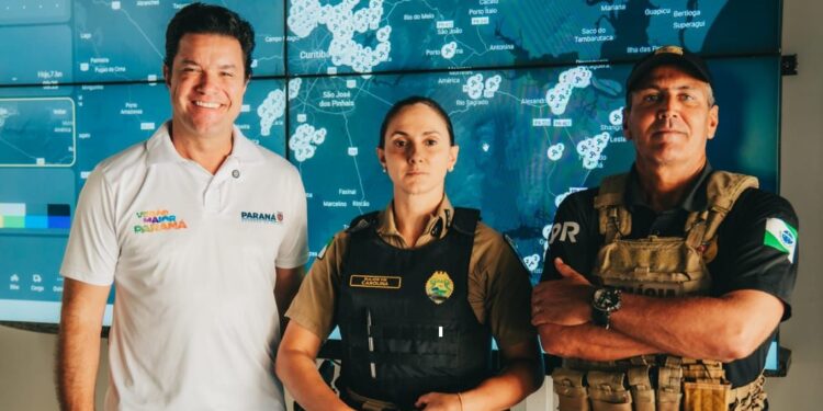 Guto Silva acompanha o trabalho dos policiais no Centro de Controle Operacional do Ollho Vivo no litoral. Foto: Divulgação Guto Silva acompanha o trabalho dos policiais no Centro de Controle Operacional do Ollho Vivo no litoral. Foto: Divulgação