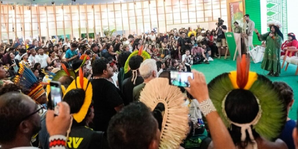Ministra Sonia Guajajara anuncia avanço na demarcação de terras indígenas, durante a COP30, em novembro. Foto: Divulgação/Leo Otero
