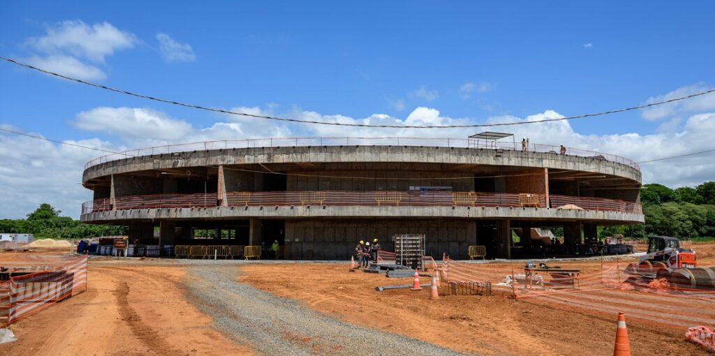 A estrutura monumental projetada por Oscar Niemeyer ganha forma com financiamento da Itaipu. Fotos acima: William Brisida/Itaipu Binacional.