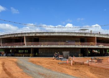 A estrutura monumental projetada por Oscar Niemeyer ganha forma com financiamento da Itaipu. Fotos acima: William Brisida/Itaipu Binacional.