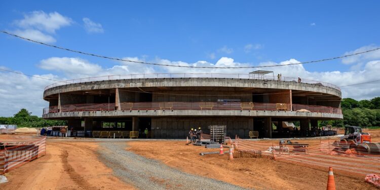 A estrutura monumental projetada por Oscar Niemeyer ganha forma com financiamento da Itaipu. Fotos acima: William Brisida/Itaipu Binacional.