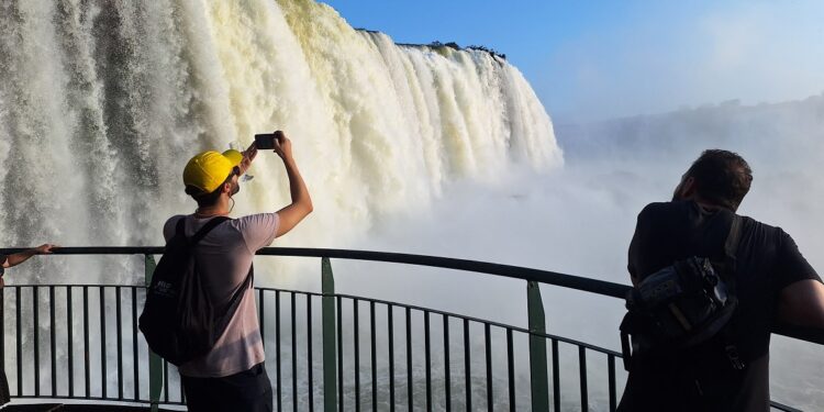 Turistas internacionais movimentam o setor de serviços e hotelaria no Estado. Foto: Viaje Paraná
Turistas internacionais movimentam o setor de serviços e hotelaria no Estado. Foto: Viaje Paraná