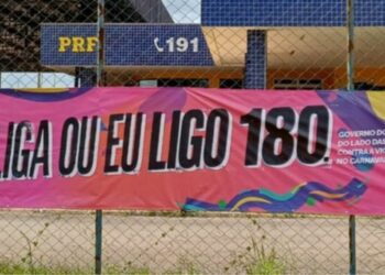 A mensagem "Se liga, ou eu ligo 180. Governo do Brasil: do lado das mulheres, contra a violência no Carnaval" está estampada nas faixas instaladas na entrada e saída de postos da PRF nas 27 capitais. Foto: Divulgação/MMulheres.