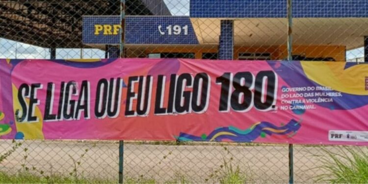 A mensagem "Se liga, ou eu ligo 180. Governo do Brasil: do lado das mulheres, contra a violência no Carnaval" está estampada nas faixas instaladas na entrada e saída de postos da PRF nas 27 capitais. Foto: Divulgação/MMulheres. A mensagem "Se liga, ou eu ligo 180. Governo do Brasil: do lado das mulheres, contra a violência no Carnaval" está estampada nas faixas instaladas na entrada e saída de postos da PRF nas 27 capitais. Foto: Divulgação/MMulheres.