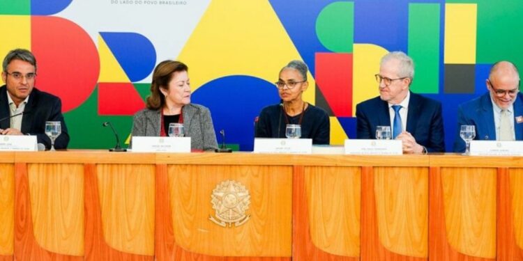 Após o término da reunião de colegiado que reúne 19 ministérios, a ministra Marina Silva e integrantes do Governo do Brasil concederam entrevista coletiva à imprensa no Palácio do Planalto. Foto: Rogério Cassimiro/MMA.