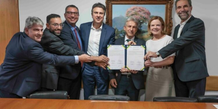 Assinatura de acordo para investimentos nos campi do IFPR de Curitiba e Maringá. Foto: Gil Ferreira/SRI.