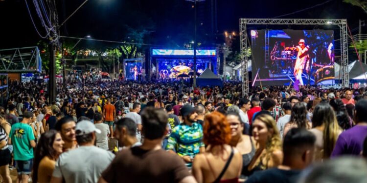 Público ocupou a avenida com fantasias e bandeiras durante o show. Foto: Fundação Cultural de Foz do Iguaçu