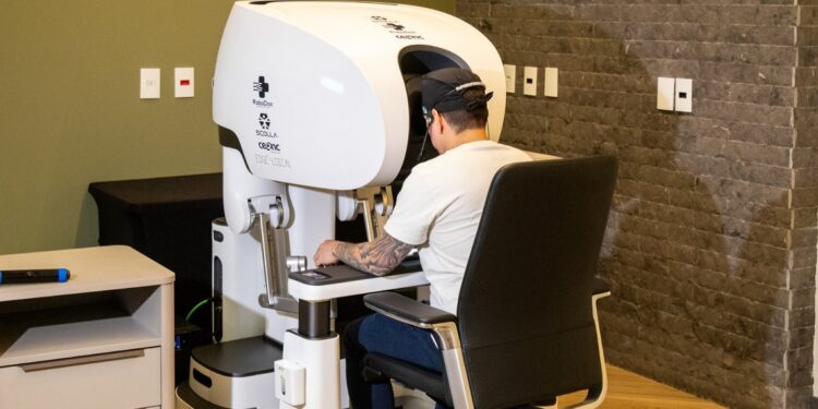 Conexão em tempo real permite que residentes treinem cirurgia robótica a quase 500 quilômetros de distância. Foto: Unioeste