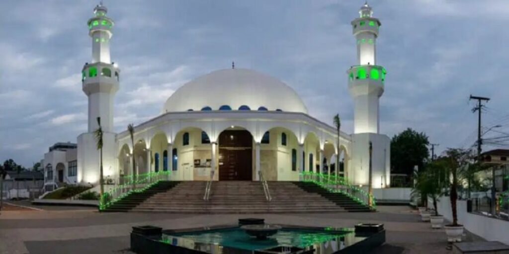 Iluminação especial marca início do mês sagrado do Islã. Foto Divulgação/Mesquita Omar Ibn al-Khattab