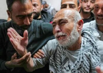 O prisioneiro palestino Naeim Al Burai, 66 anos, chega ao Hospital al-Aqsa, em Deir al-Balah, após ser libertado de uma prisão israelense [Arquivo: Abdel Kareem Hana/AP Photo]