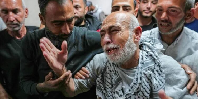 O prisioneiro palestino Naeim Al Burai, 66 anos, chega ao Hospital al-Aqsa, em Deir al-Balah, após ser libertado de uma prisão israelense [Arquivo: Abdel Kareem Hana/AP Photo]