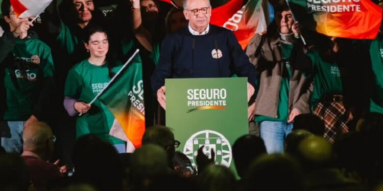 Após dez anos afastado da política, ex-líder socialista derrota a direita no segundo turno e promete unificar o país. Foto: Instagram