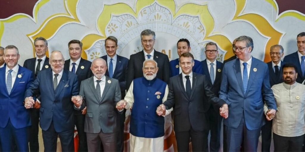 Presidente Lula e outros líderes durante a cerimônia de abertura da Cúpula sobre o Impacto da Inteligência Artificial (IA), no Centro de Convenções Bharat Mandapa, em Nova Délhi, na Índia - Foto: Ricardo Stuckert / PR.