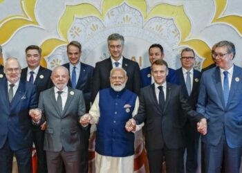 Presidente Lula e outros líderes durante a cerimônia de abertura da Cúpula sobre o Impacto da Inteligência Artificial (IA), no Centro de Convenções Bharat Mandapa, em Nova Délhi, na Índia - Foto: Ricardo Stuckert / PR.