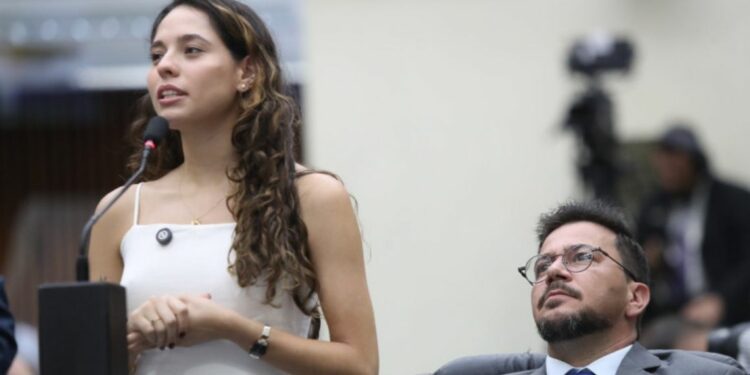 As emendas são de autoria do deputado Arilson Chiorato (PT), líder da Oposição na Alep. O substitutivo geral foi apresentado pela deputada Ana Júlia Ribeiro (PT), líder do Bloco PT-PDT.
Foto Créditos: Orlando Kissner/Alep.