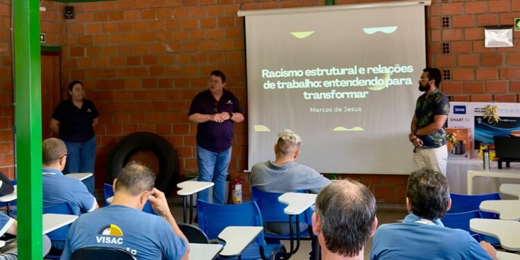 Evento reuniu equipe da Visac para discutir prevenção e enfrentamento ao racismo. Foto: Visac
Evento reuniu equipe da Visac para discutir prevenção e enfrentamento ao racismo. Foto: Visac