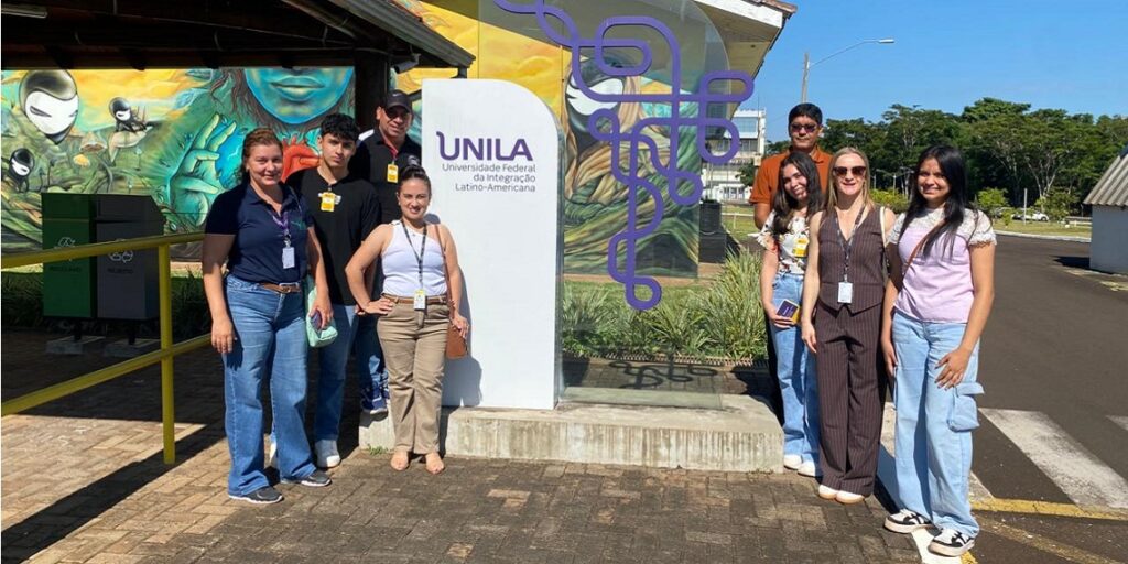 Visita marcou o primeiro contato de estudantes de Dr. Bottrell com a universidade. Fonte Gilson Dantas Carmini - Prensa Mercosur
