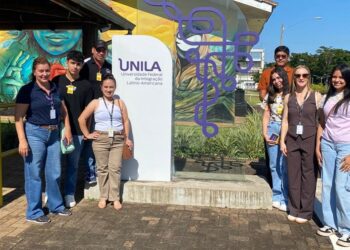 Visita marcou o primeiro contato de estudantes de Dr. Bottrell com a universidade. Fonte Gilson Dantas Carmini -  Prensa Mercosur