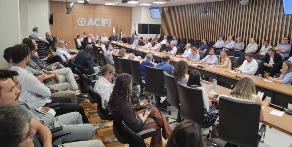 Associados na assembleia geral de eleição da nova diretoria da ACIFI - Foto divulgação