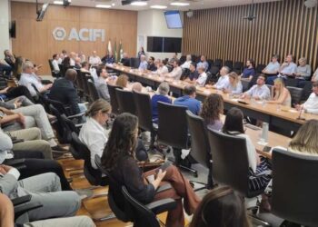 Associados na assembleia geral de eleição da nova diretoria da ACIFI - Foto divulgação