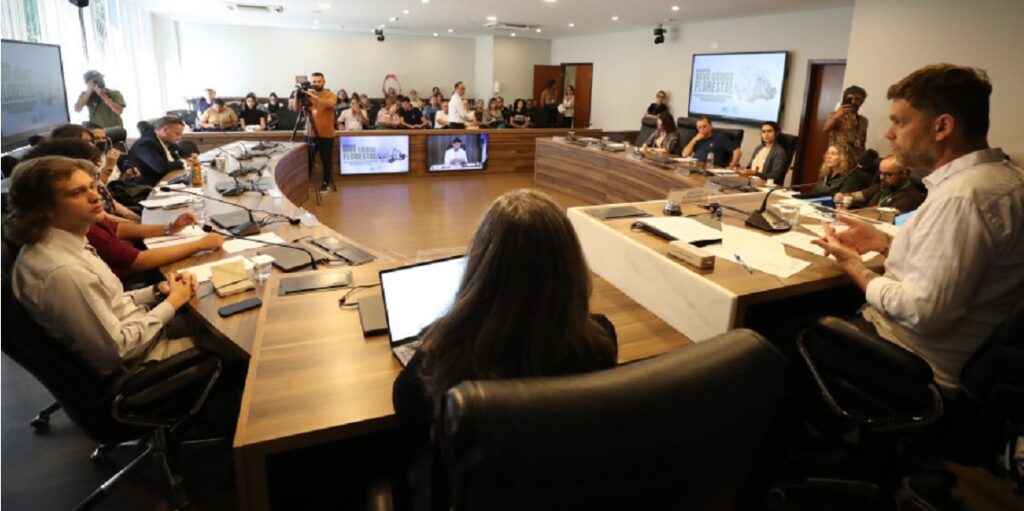 Araucária, símbolo do Paraná, foi um dos temas mais sensíveis discutidos durante o encontro. Créditos: Orlando Kissner/Alep