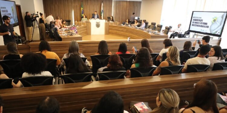 Cartilha sobre direitos da parturiente busca conscientizar a população e reduzir o tabu sobre a violência no parto. Créditos: Valdir Amaral/Alep
Cartilha sobre direitos da parturiente busca conscientizar a população e reduzir o tabu sobre a violência no parto. Créditos: Valdir Amaral/Alep