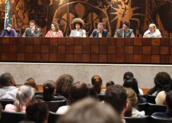 Debate reuniu parlamentares, pesquisadores e movimentos sociais. Créditos: Valdir Amaral/Alep