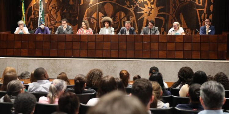 Debate reuniu parlamentares, pesquisadores e movimentos sociais. Créditos: Valdir Amaral/Alep