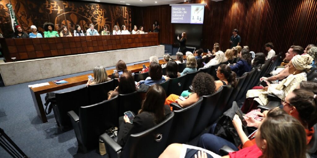 Lideranças femininas reunidas no Plenarinho da ALEP durante o evento "Março da Decisão". Créditos: Orlando Kissner/Alep