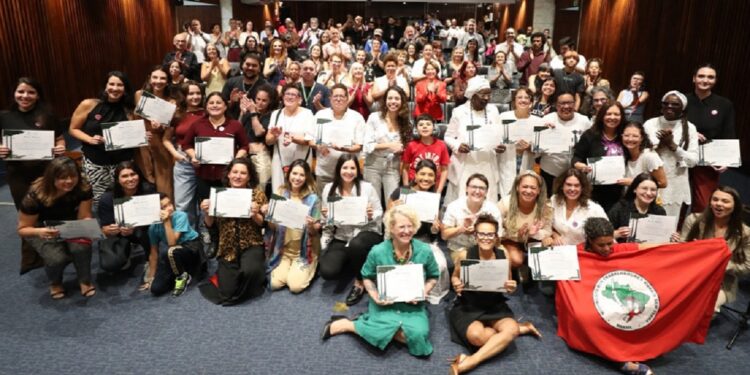 Plenarinho da Assembleia Legislativa recebe lideranças femininas para entrega de honrarias. Créditos: Orlando Kissiner/Alep