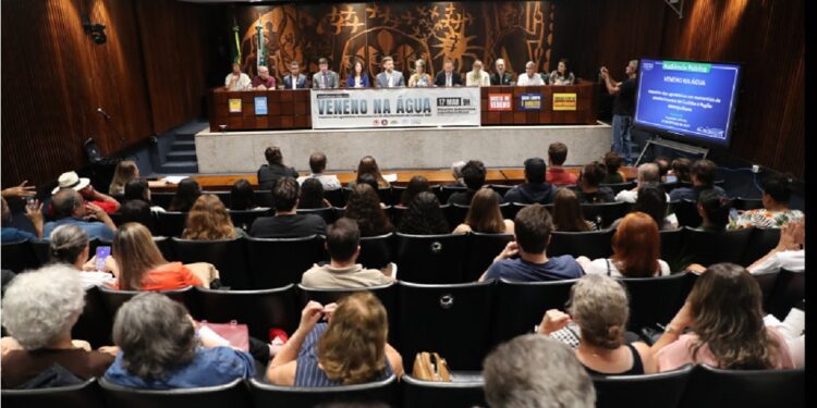 Deputado Goura defende leis mais rígidas para proteger áreas de abastecimento de água no Paraná. Créditos: Valdir Amaral/Alep
Deputado Goura defende leis mais rígidas para proteger áreas de abastecimento de água no Paraná. Créditos: Valdir Amaral/Alep