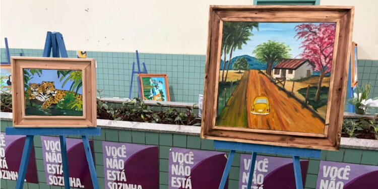 Telas revelam a sensibilidade e o talento de mulheres que buscam o recomeço por meio da pintura. Foto: Prefeitura de Foz Telas revelam a sensibilidade e o talento de mulheres que buscam o recomeço por meio da pintura. Foto: Prefeitura de Foz