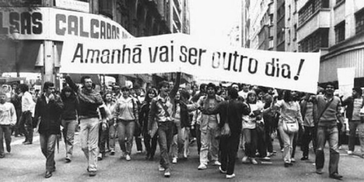 Da música "Apesar de Você", de Chico Buarque, à luta popular pela democracia. Foto: Diretas Já, 1984. Da música "Apesar de Você", de Chico Buarque, à luta popular pela democracia. Foto: Diretas Já, 1984.