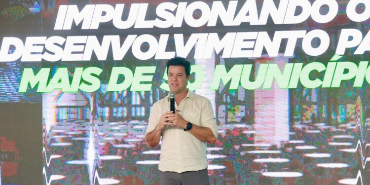 Guto Silva intensifica ritmo para liberar recursos de asfalto aos municípios. Foto: Divulgação/Secid Guto Silva intensifica ritmo para liberar recursos de asfalto aos municípios. Foto: Divulgação/Secid