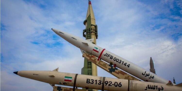 Estreito de Ormuz permanece bloqueado por forças iranianas. Foto: Moslem Daneshzadeh/Unsplash