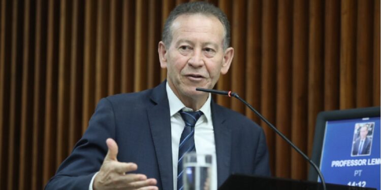 Famílias paranaenses relatam queima de aparelhos e insegurança no fornecimento de energia e água. Créditos: Orlando Kissner/Alep
Famílias paranaenses relatam queima de aparelhos e insegurança no fornecimento de energia e água. Créditos: Orlando Kissner/Alep
