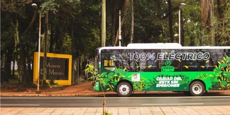 A frota de ônibus elétricos de Ciudad del Este é um marco na modernização do transporte público paraguaio. Foto: Divulgação A frota de ônibus elétricos de Ciudad del Este é um marco na modernização do transporte público paraguaio. Foto: Divulgação