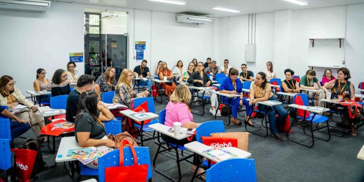 Cartilha apresentada na formação oferece exemplos práticos para o trabalho de cidadania no dia a dia escolar.
Fotos: Nádia Oliveira/Itaipu Parquetec Cartilha apresentada na formação oferece exemplos práticos para o trabalho de cidadania no dia a dia escolar.
Fotos: Nádia Oliveira/Itaipu Parquetec