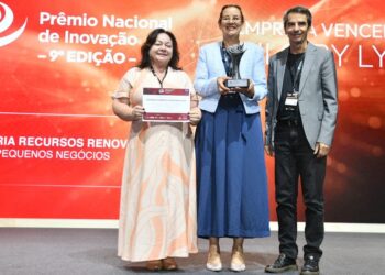 Entrega da premiação para a pequena empresa Nilo & By Lysis. Foto: Túlio Vidal.