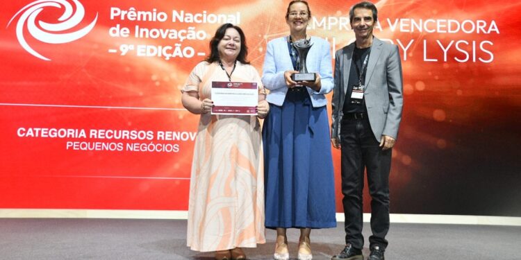 Entrega da premiação para a pequena empresa Nilo & By Lysis. Foto: Túlio Vidal.