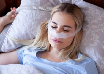 O tratamento inclui o uso de um aparelho que envia fluxo contínuo de ar, enquanto a pessoa dorme. Foto: Canva