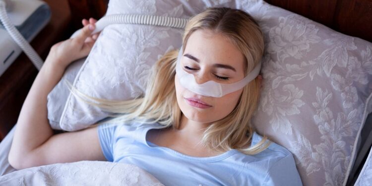O tratamento inclui o uso de um aparelho que envia fluxo contínuo de ar, enquanto a pessoa dorme. Foto: Canva