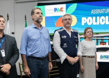 Representante da Caixa Econômica Federal, Cleiton Beje; diretor-geral brasileiro da Itaipu, Enio Verri; Secretário Executivo do Ministério da Saúde, Adriano Massuda e a Ministra da Secretaria de Relações Institucionais da Presidência da República, Glesi Hoffmann. Fotos: Jean Pavão/Itaipu Binacional.